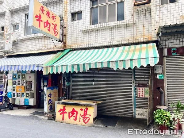 ▲「康樂街牛肉湯」已卸下「頂讓」告示，仍繼續於下午4時營業。（圖／記者林悅攝，下同）