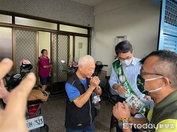 ▲雲林縣長候選人劉建國與虎尾鎮長候選人黃清財等人，首度徒步掃街，由虎尾鎮建國里出發。（圖／記者蔡佩旻翻攝）