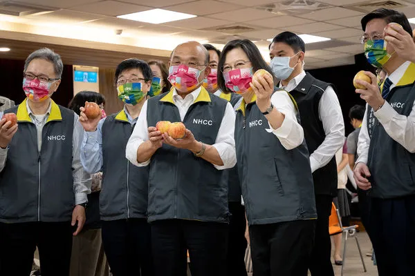 ▲▼總統蔡英文與行政院長蘇貞昌一同視察疫情指揮中心。（圖／總統府提供）