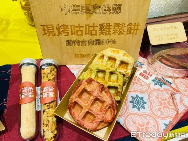 ▲永續農林漁牧展今起登場，斬場規劃寵物專區，供應毛孩吃的鬆餅。（圖／記者楊惠琪攝）