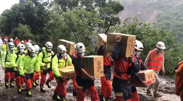 宜蘭縣消防局18日派遺消防同仁24名、資通訊義消2名，以人力揹負物資、藥品、油料等，徒步送至明池山莊。