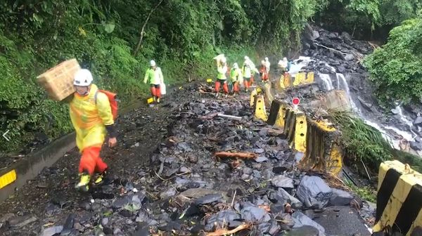 ▲▼宜蘭縣消防局18日派遺消防同仁24名、資通訊義消2名，以人力揹負物資、藥品、油料等，徒步送至明池山莊。（圖／游芳男翻攝）