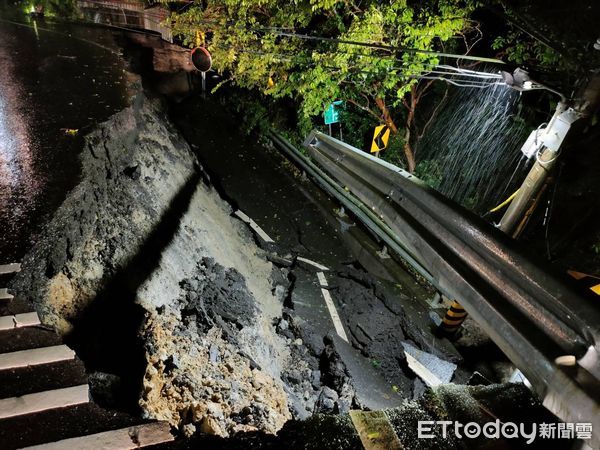 ▲汐止區汐萬路三段因豪雨造成外側道路塌陷，警方設交通錐警戒。（圖／記者張君豪翻攝）