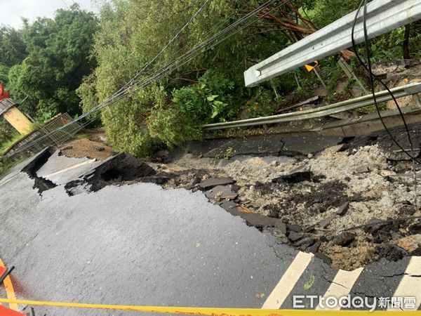 ▲汐止區汐萬路三段因豪雨造成外側道路塌陷，警方設交通錐警戒。（圖／記者張君豪翻攝）