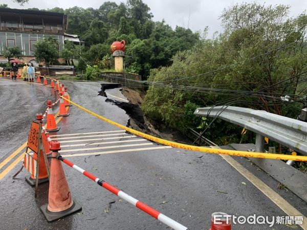 ▲汐止區汐萬路三段因豪雨造成外側道路塌陷，警方設交通錐警戒。（圖／記者張君豪翻攝）