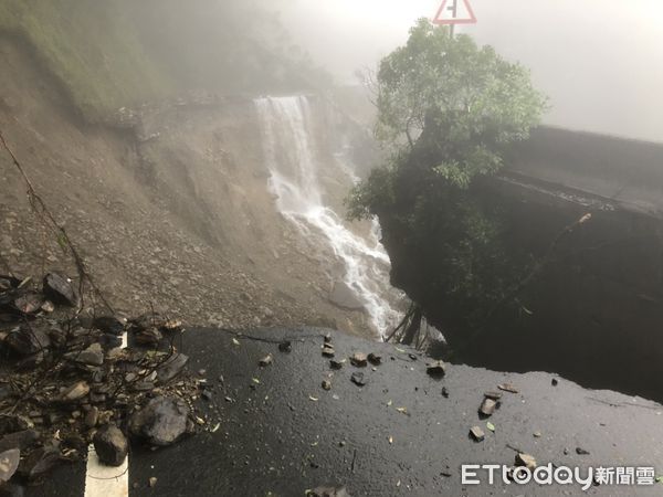 ▲▼前進太艱困危險，送明池山莊物資部隊挺進約10公里中斷折返。（圖／記者游芳男翻攝，下同）