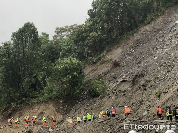 ▲▼前進太艱困危險，送明池山莊物資部隊挺進約10公里中斷折返。（圖／記者游芳男翻攝，下同）