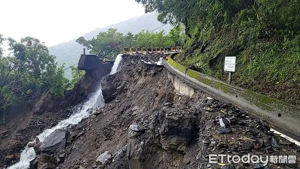 ▲▼宜蘭縣大同鄉台7線83K排谷溪路段路基流失90m阻斷，預計10月31日搶通。（圖／公路總局）