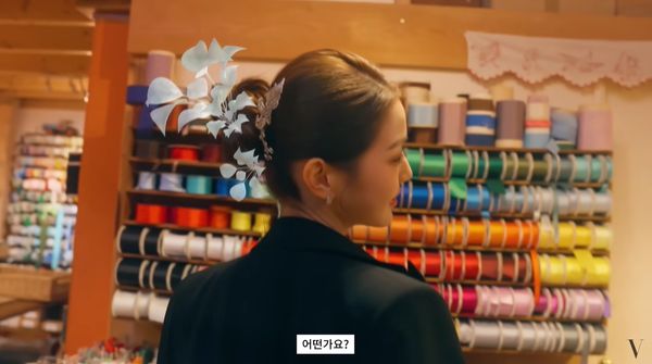 ▲張員瑛頭上的髮簪被品牌方證實為鳳凰造型。（圖／翻攝自YouTube／VOGUE KOREA）
