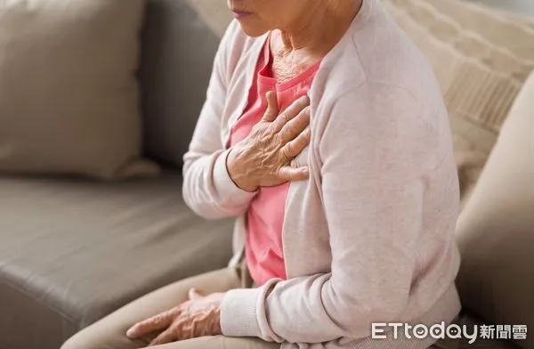 ▲氣溫驟降引發冠狀動脈血管痙攣，胸口劇痛、喘不過氣等，和典型心肌梗塞症狀相似。（圖／門諾醫院提供）