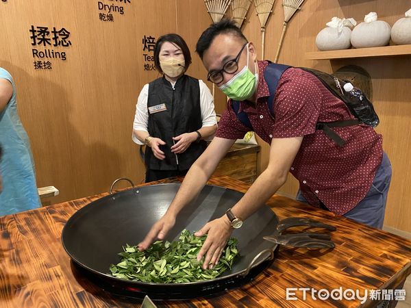 ▲大馬旅遊業踩線團抵台，首站到松柏嶺茶文化主題館體驗茶薰六覺茶葉美容。（圖／參山國家風景區管理處提供，下同）