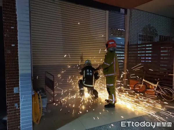 ▲消防人員破壞鐵捲門            。（圖／記者陳崑福翻攝，下同）