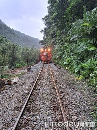 ▲▼台鐵平溪線路基流失投入上百人搶修。（圖／台鐵局）