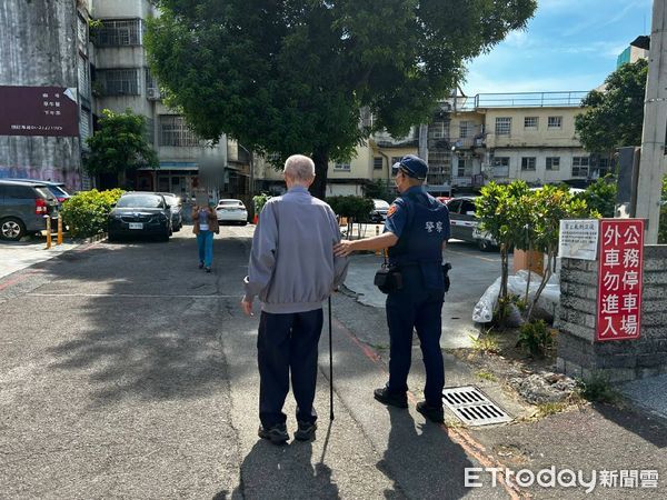 ▲▼台中90歲老翁迷途答不出老家，卻一直遙望法院方向，原來是失智律師。（圖／民眾提供，下同）