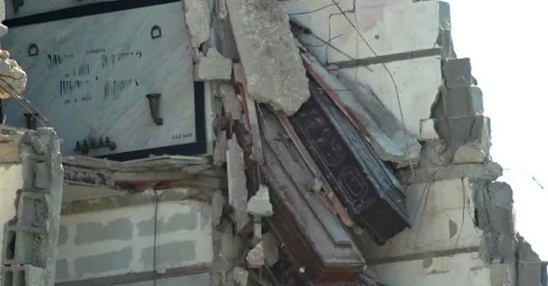 ▲▼義大利那不勒斯（Naples）17日發生公墓建築倒塌，十多具棺材外露懸空。（圖／翻攝自推特@fr4nc15_93、@LuigiGiliberti2、@PupiaTv）