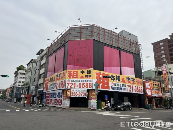 ▲▼高雄,大型店面,閒置,養蚊,新堀江,愛迪達,鼎王,東森房屋,三多商圈,光南,信義房屋。（圖／記者陳建宇攝）