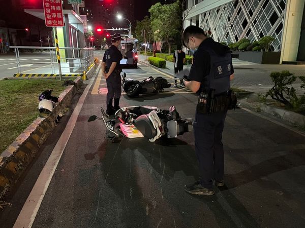 ▲▼高雄女騎錯道「自撞分隔島」噴飛，刷倒路邊整排6機車...釀3傷。（圖／記者賴文萱翻攝）