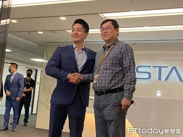 ▲▼    蔣萬安拜訪星宇航空    。（圖／記者崔至雲攝）