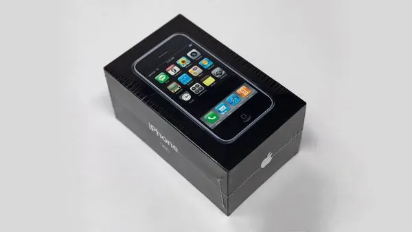 ▲美國拍賣初代iPhone，最後以新台幣128萬元的價格成交。（圖／翻攝自推特）