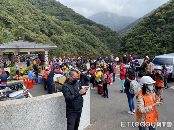 ▲▼明池山莊受困4天的遊客終能下山了，今12時20分第1批122位遊客陸續下山。（圖／記者游芳男翻攝，下同）