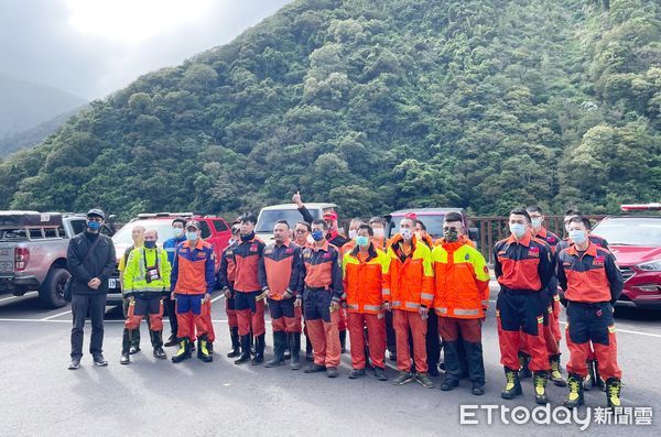 ▲日前豪大雨造成台7線多處坍方，其中宜蘭明池山莊有逾300名遊客受困，公路總局今天上午搶通後，桃園搜救隊伍將陸續上山接駁受困遊客下山。（圖／記者沈繼昌翻攝）