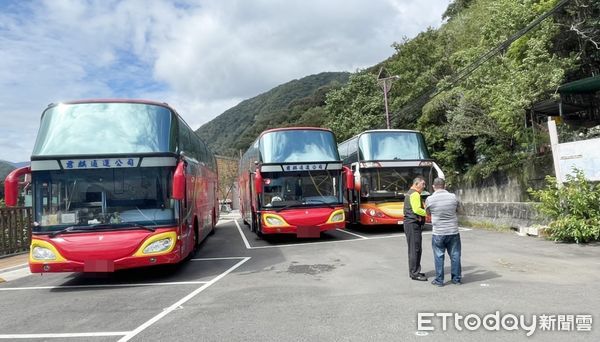 ▲日前豪大雨造成台7線多處坍方，宜蘭明池山莊有逾300名遊客受困，公路總局今天上午搶通後，遊覽車以在下巴陵停車場待命中。（圖／記者沈繼昌翻攝）