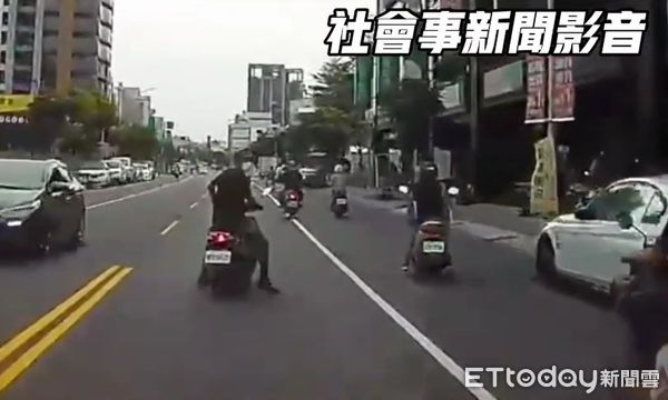 ▲▼鳳山馬路上攔車             。（圖／記者陳宏瑞攝）