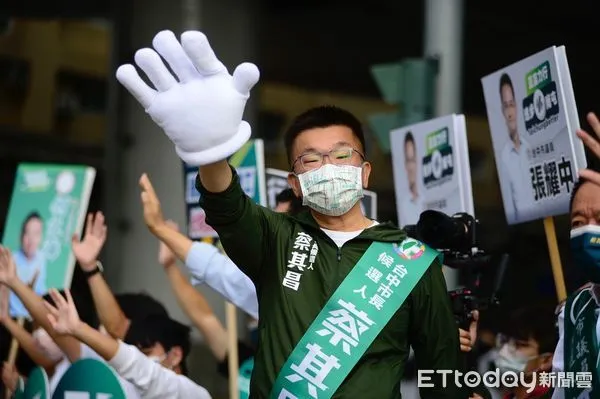 ▲全面開站！綠營蔡其昌帶33個議員參選人路口拜票穩固基本盤。（圖／記者游瓊華翻攝）