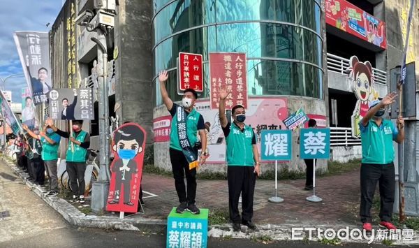 ▲全面開站！綠營蔡其昌帶33個議員參選人路口拜票穩固基本盤。（圖／記者游瓊華翻攝）