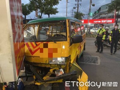 載7名學童…娃娃車轉彎「撞轎車+廣告看板」1童送醫　驚悚影像曝