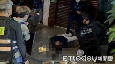 快訊／萬華槍手釋放女人質「自轟2槍」倒地！當場躺血泊中