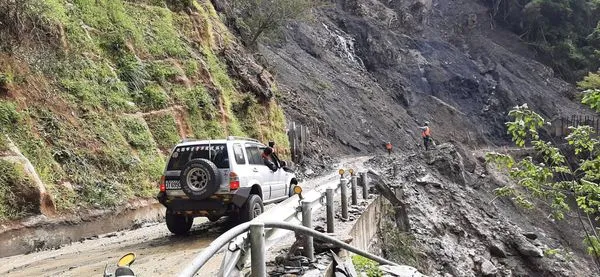 ▲▼台7線北橫公路受創，旅客受困明池，車隊通過大曼路段前往明池山莊接駁民眾。（圖／公路總局）