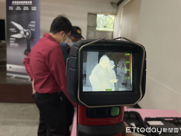 ▲▼食品公司捐贈紅外線熱顯像儀及電動撐開器，新北市消防局副局長代表受贈             。（圖／記者陳以昇翻攝）