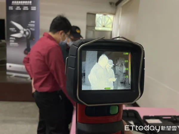 ▲▼食品公司捐贈紅外線熱顯像儀及電動撐開器，新北市消防局副局長代表受贈             。（圖／記者陳以昇翻攝）