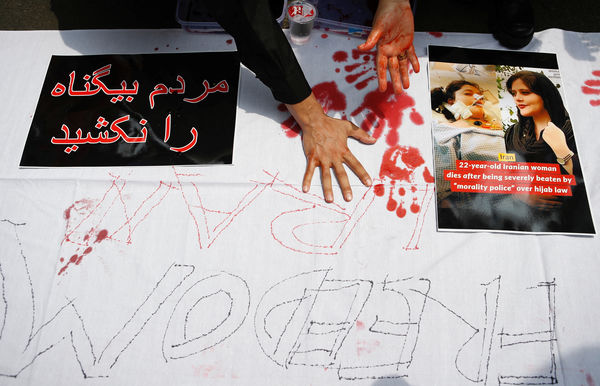 ▲▼伊朗駐印尼雅加達大使館外18日有抗議民眾聚集，並用血手印表達訴求。（圖／路透）