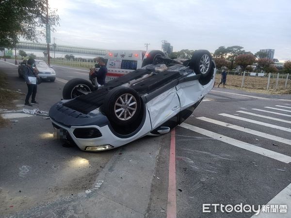 ▲▼台中一輛計程車和自小客車擦撞，2車7人受傷。（圖／民眾提供，下同）