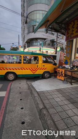▲▼ 樹林幼兒園娃娃車自撞 。（圖／記者陳雕文翻攝）