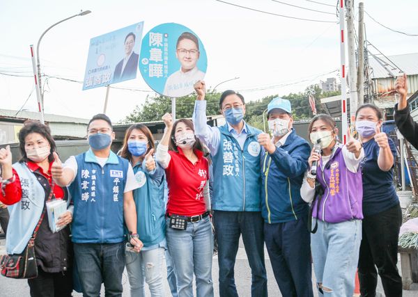 ▲張善政今天走訪平鎮南勢黃昏市場，與市議員候選舒翠玲、陳韋曄等人加油打氣。（圖／張善政競辦提供）