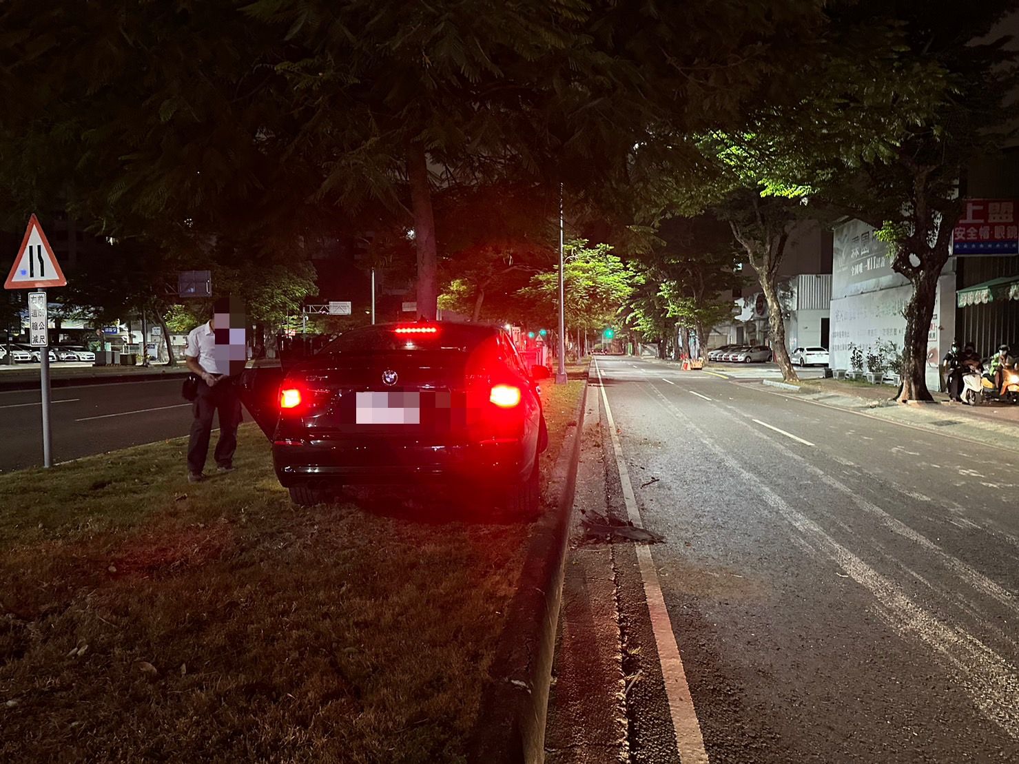 ▲▼賓士男好累「開到打瞌睡」！自撞安全島&hellip;車頭卡路樹。（圖／讀者提供）