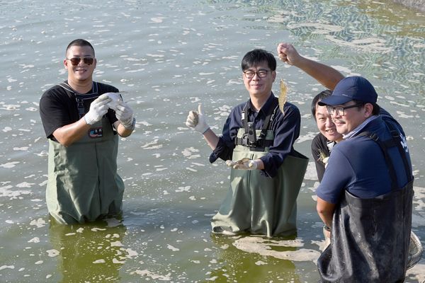 ▲▼陳其邁揪草爺「逗陣摸魚」，曝光彌陀海岸邊漁村小秘境。（圖／記者賴文萱翻攝）