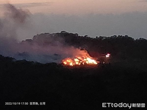 ▲▼通霄垃圾掩埋場19日起全面起火，消防人員持續滅火，預估需要3天才能撲滅。（圖／記者蔡文淵翻攝）