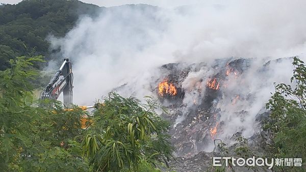 ▲▼通霄垃圾掩埋場19日起全面起火，消防人員持續滅火，預估需要3天才能撲滅。（圖／記者蔡文淵翻攝）