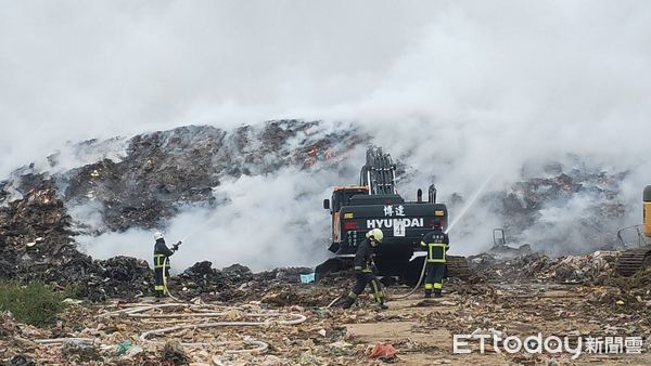 ▲▼通霄垃圾掩埋場19日起全面起火，消防人員持續滅火，預估需要3天才能撲滅。（圖／記者蔡文淵翻攝）