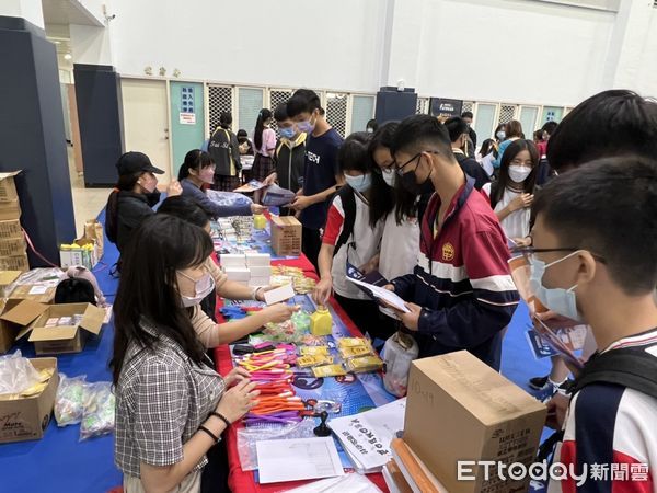 ▲科學園遊會結合台塑企業與虎尾科技大學所擁有資源優勢，讓學生挑戰科學實作、讓知識層面增長，而思考能力也因實作而更加多元。（圖／記者蔡佩旻翻攝）