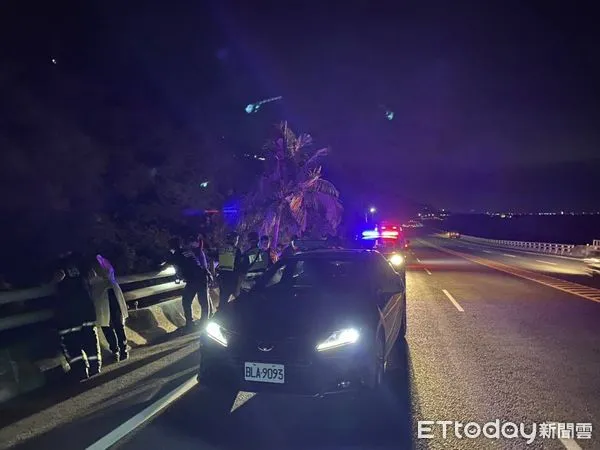 ▲駕駛棄車跳下橋逃逸受傷送醫。（圖／記者楊漢聲翻攝）