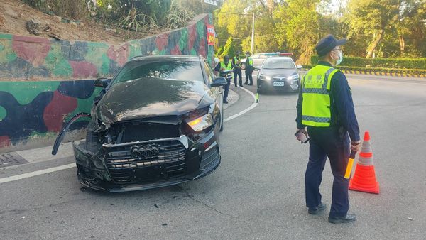 ▲▼扯！百萬奧迪休旅車「自撞圓環」，肇事駕駛竟拆牌落跑了。（圖／記者林名揚翻攝）