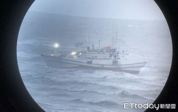 ▲▼20日海巡署發現有漁船擱淺，聯絡空勤隊派出直升機，救援5名船員。（圖／記者唐詠絮翻攝）