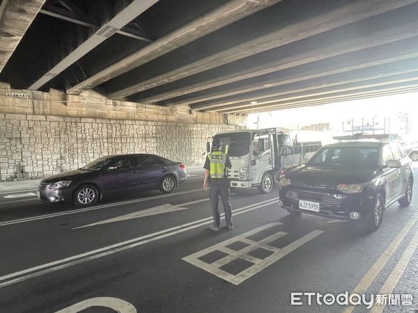 ▲台南市永康區大灣交流道涵洞，20日上午8時52分許，發生1輛貨櫃車卡未注意限高，卡在涵洞下動彈不得，永康分局警方花費約半小時才排除事故狀況。（圖／記者林悅翻攝，下同）