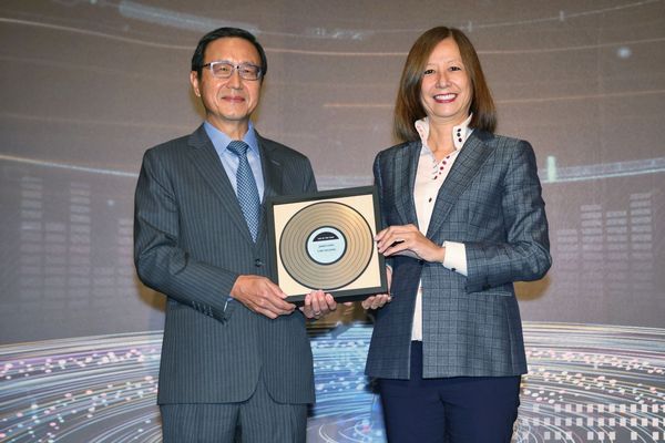 ▲IDC今（20）日舉辦「2022台灣未來企業大獎」頒獎典禮，IDC亞太董事總經理Eva Au（右）頒發「年度CEO」獎項予中信金控總經理陳佳文（左）。（圖／中信金控提供）