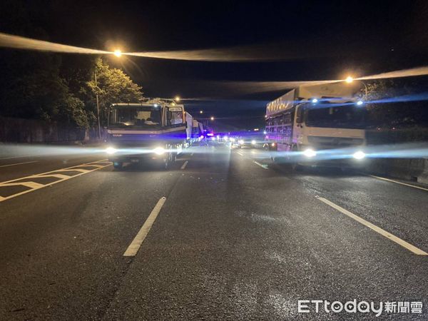 ▲▼桃園國1北上「5大貨車連環撞」　車道嚴重回堵。（圖／記者沈繼昌翻攝）